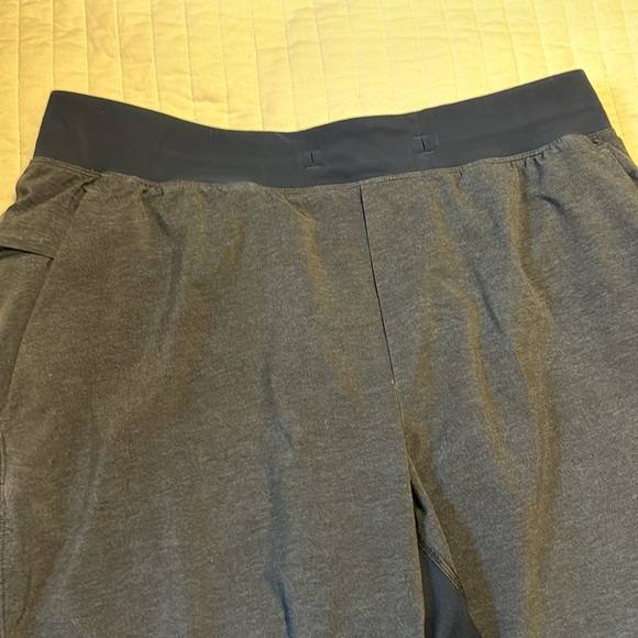 Lululemon- The Short 9’ Large Lined - Picture 2 of 4